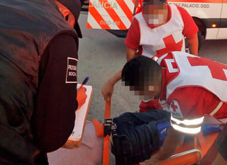 Paramédicos de Cruz Roja le dieron los primeros auxilios al motociclista y lo trasladaron a la Clínica 46 del IMSS. (EL SIGLO DE TORREÓN)
