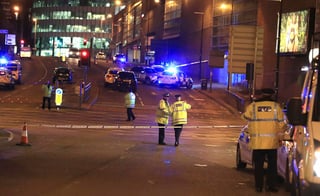 La policía británica informó este viernes de la detención de un joven de 24 años en el aeropuerto de Manchester (norte de Inglaterra) presuntamente relacionado con el atentado que en 2017 mató a 22 personas y dejó a cerca de un millar heridas tras un concierto de la estadounidense Ariana Grande. (ESPECIAL)
