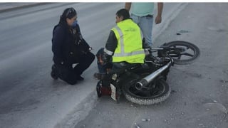 El conducir sin precaución, ocasionó que un motociclista terminara con una de sus piernas aparentemente fracturada, luego de impactarse contra un tráiler, en el bulevar Fundadores en el municipio de Saltillo.
