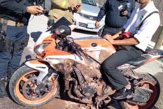 Incendio de motocicleta moviliza al cuerpo de Bomberos y Protección Civil de Lerdo, la emergencia solo dejó daños materiales.
