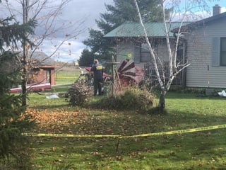Dos personas murieron cuando un avión monomotor se estrelló contra una casa en el noreste de Wisconsin, informaron las autoridades el domingo. (ESPECIAL)

