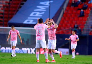 Hugo Nervo (d) marcó dos goles en la paliza 6-2 sobre San Luis. (ESPECIAL)