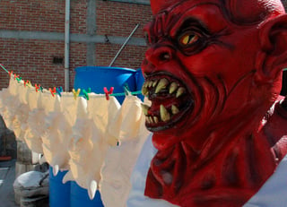 Desde un recóndito lugar del céntrico estado mexicano de Puebla, cada año una rústica fábrica inunda el país con miles de rostros tétricos para generar sustos, miedos y risas durante las celebraciones de Halloween y el Día de Muertos.
