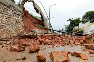 Luego del impacto del huracán 'Rick' categoría 2, en Guerrero, Protección Civil estatal informó que han reportado afectaciones por inundación en 37 viviendas y 15 más tienen desprendimiento de techo. (ARCHIVO)