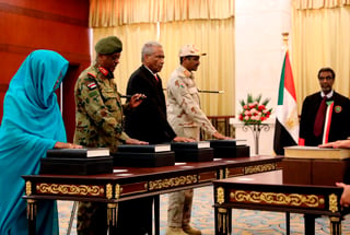 Después de un mes de tensiones entre los componentes civiles y castrenses del Gobierno de Sudán, a raíz de una supuesta intentona golpista, los militares pusieron fin este lunes, con un golpe de Estado, al proceso de transición democrática en el país, que se inició en 2019 tras la caída del dictador Omar al Bashir. (ARCHIVO)
