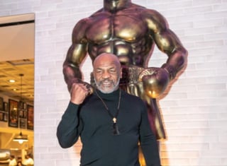 El legendario campeón de peso Completo, el norteamericano Mike Tyson, fue homenajeado por su trayectoria con una estatua de bronce en Las Vegas, Nevada, de la autoría del escultor Richie Palmer.