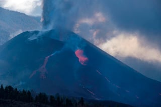 El volcán de La Palma (España) se encuentra en su máxima actividad desde que entró en erupción y se sigue superando día a día, con desbordamientos constantes de lava, nuevos puntos emisores, una sismicidad en aumento y las mayores amplitudes de la señal del tremor en un mes. (EFE) 
