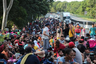 La caravana conformada por miles de migrantes que salió hace tres días desde la fronteriza ciudad de Tapachula, en el suroriental estado de Chiapas, con destino a la capital, avanza este lunes a paso lento rumbo a la localidad de Huixtla. (ARCHIVO) 
