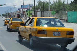 Señalan ha puesto en riesgo la integridad de los taxistas y de sus familias. (ARCHIVO)