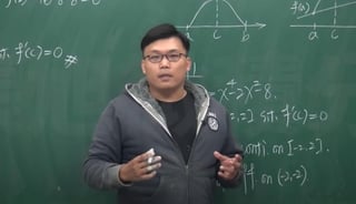 A través de la plataforma para adultos, el profesor de Taiwán, imparte sus clases de matemáticas, obteniendo buena respuesta por parte del público asiduo a esta plataforma (CAPTURA) 