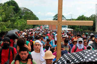 Más de 2,000 migrantes, en su mayoría centroamericanos, continuaban el lunes caminando por el sur de México hacia el norte y llegaron por la tarde a la localidad de Huixtla, en Chiapas, en medio de una intensa lluvia y tras nueve horas de caminata. (ARCHIVO)
