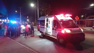 El joven fue trasladado a un hospital de la ciudad a bordo de una ambulancia de la Cruz Roja. (EL SIGLO DE TORREÓN)