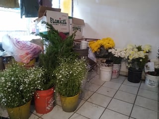Listos para la colocación de puestos de flores y demás mercancías por el Día de Muertos. (EL SIGLO DE TORREÓN) 