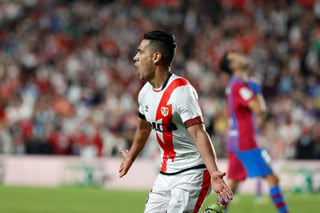 El Rayo Vallecano ganó, con un gol del delantero colombiano Radamel Falcao a los 29 minutos, a un Barcelona que pudo empatar de penalti en la segunda parte.