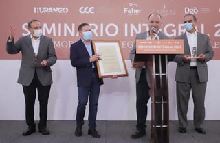Integrantes de la Canirac entregaron un reconocimiento al gobernador Aispuro Torres por las acciones implementadas ante la pandemia. (EL SIGLO DE TORREÓN) 