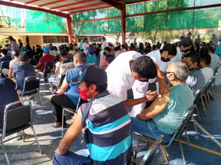 Abarrotaron este jueves el módulo de vacunación antiCOVID que se instaló en el antiguo edificio de la Facultad de Ciencias Políticas y Sociales de la UAdeC en Torreón. (EL SIGLO DE TORREÓN)