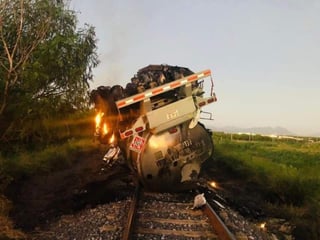 La mañana de este jueves se registró un accidente ferroviario que dejó un saldo de tres personas lesionadas, al chocar e incendiarse una pipa cargada con gasolina con una máquina de ferrocarril, informó Protección Civil de Nuevo León. (ESPECIAL) 
