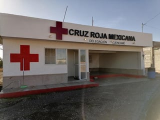 Trailero que sufrió volcadura es auxiliado por los paramédicos de la Cruz Roja. (EL SIGLO DE TORREÓN)