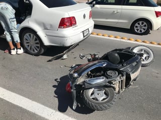 Pareja de jóvenes en motocicleta se impacta contra auto en Torreón