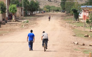 Cuando hay carreteras pavimentadas cerca de las comunidades los habitantes pueden acceder a servicios de salud y educación, entre otros.