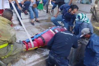 Mujer sufre accidente en el panteón municipal de Gómez Palacio terminó dentro de una tumba de aproximadamente 3 metros de profundidad, luego de que pisara una lápida y ésta se desplomara.

