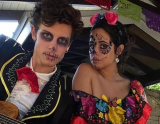 Con música mexicana y caracterizados, Shawn Mendes y Camila Cabello celebraron por anticipado el Día de Muertos.