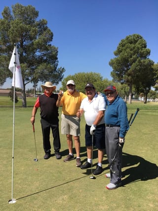 Contento se mostró el golfista Hugo Lozano Sada, tras lograr el hoyo en uno en el 15 de La Rosita, junto a su foursome de juego. (ESPECIAL)