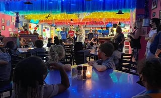 Una de las maestras de la primaria, compartió en redes sociales fotografías de la 'excursión' de los niños al bar gay en Florida (ESPECIAL)