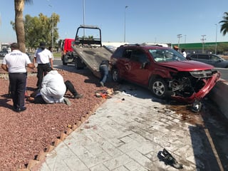 La camioneta Dodge Journey de color rojo se impactó contra el muro de contención. (EL SIGLO DE TORREÓN)