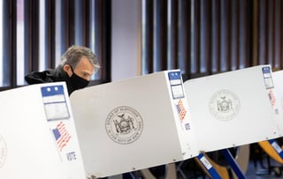 Los neoyorquinos salieron este martes a elegir a su nuevo alcalde, en una jornada muy tranquila, sin apenas ambiente electoral ni colas en los colegios, y que muy previsiblemente se decantará por el demócrata Eric Adams. (EFE) 
