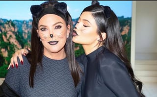 Aunque sabemos que las hermanas Kardashian-Jenner adoran las fiestas y disfrazarse para toda ocasión, esta vez fue especial porque la menor de todas, Kylie Jenner, dejó ver su avanzado embarazo con un tierno disfraz de gatita para esta noche de 'espantos'. (Cortesía/ Captura de Instagram) 
