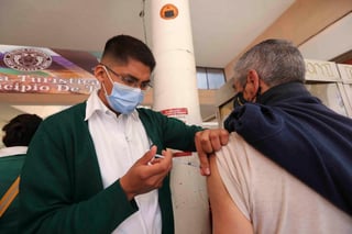 La Secretaría de Salud puso en marcha la campaña nacional de vacunación contra la influenza estacional dirigida principalmente a grupos vulnerables y mujeres embarazadas en la cual se aplicarán 32 millones 328 mil 200 dosis. (ARCHIVO) 
