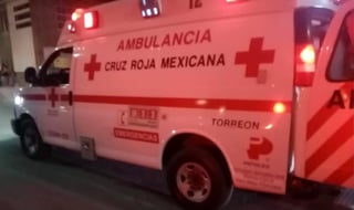 Paramédicos de la Cruz Roja arribaron al sitio para revisar al joven, el cual presentaba dos impactos de proyectil de arma de fuego en el abdomen. (EL SIGLO DE TORREÓN)
