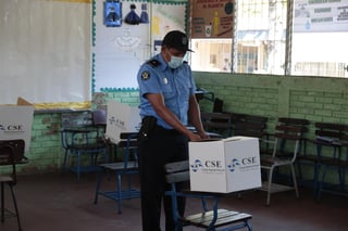 Los primeros centros de votación de Nicaragua, en Managua, abrieron este domingo sus puertas antes de las 07:00 hora local (13:00 GMT), en unas elecciones en las que el actual presidente, Daniel Ortega, en el poder desde el 2007, busca su quinto mandato y cuarto consecutivo. (ARCHIVO) 