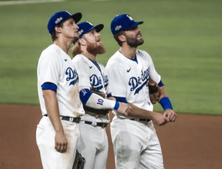 Los Dodgers de Los Ángeles le hicieron ofertas calificadas al shortstop Corey Seager y el utility Chris Taylor, anunció el equipo este domingo antes de que venciera el plazo.
