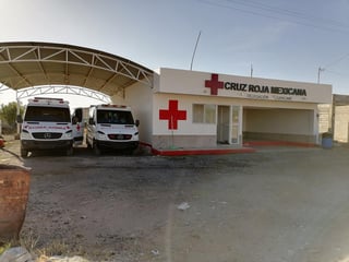 Los paramédicos de la Cruz Roja le brindaron atención médica a los sobrevivientes, quienes se encontraban policontundidos. (ARCHIVO)