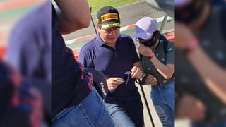 Empresarios y políticos criticaron al presidente nacional de Morena, Mario Delgado, por asistir a la Fórmula 1. (ESPECIAL)
