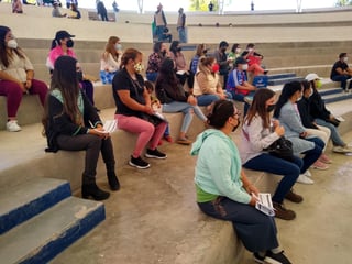 Rezagados mayores de 18 años de los municipios de Torreón y Matamoros acudieron este lunes al Bosque Urbano a vacunarse contra el COVID-19. (ANGÉLICA SANDOVAL)
