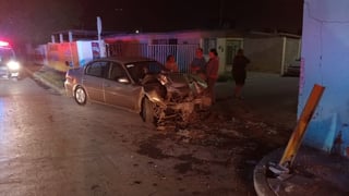 El vehículo se impactó contra un domicilio en la colonia Eduardo Guerra de Torreón. (EL SIGLO DE TORREÓN)