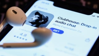 La red social especializada en audio, Clubhouse, ahora permitirá a los usuarios grabar conversaciones (ESPECIAL) 