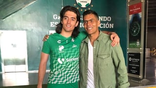 Carlos Acevedo recibió la visita de Oswaldo Sánchez en el Estadio Corona. (ESPECIAL)