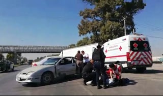 Motociclista sufre accidente en el bulevar Ejército Mexicano de Gómez Palacio; la presunta responsable fue detenida en el lugar. (EL SIGLO DE TORREÓN)