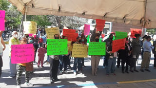 En la protesta pública afuera del edificio del Poder Judicial participaron varios morenistas exigiendo un proceso justo. (EL SIGLO DE TORREÓN)