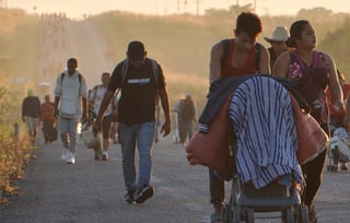 El titular de Gobernación (Segob), Adán Augusto López Hernández, informó que la caravana migrante, la cual se encuentra en Oaxaca, está compuesta por mil 200 migrantes de diferentes nacionalidades, de los cuales 800 han solicitado ante el Instituto Nacional de Migración (INM) quedarse de manera permanente en México. (ARCHIVO) 

