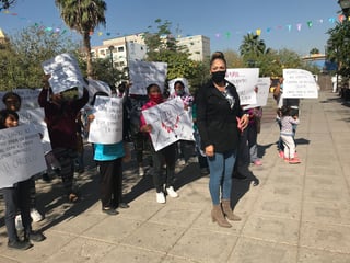 Junto a un grupo de mujeres, la supuesta víctima de acoso se manifestó frente al Palacio de Justicia en Gómez Palacio.