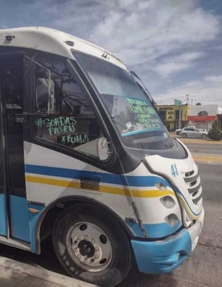Informan que el Sindicato de Choferes de la Alianza inhabilitó al operador que en el autobús del transporte público que conducía llevaba la inscripción #GordasPaganXKilo. (EL SIGLO DE TORREÓN)