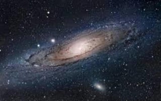 La galaxia SPT0311-58, a unos 12,880 millones de años luz de la Tierra, es la más masiva del universo primitivo y los científicos han detectado indicios de la presencia de agua y monóxido de carbono, según observaciones realizadas con el radiotelescopio ALMA, ubicado en Atacama (Chile). (ESPECIAL)