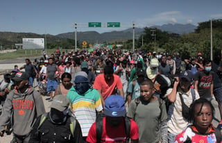 Los migrantes siguieron esta jornada caminando luego de que la Guardia Nacional negara el paso de tractocamiones con plataformas sobre la carretera. (ARCHIVO)