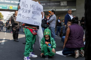 Por segundo martes consecutivo, padres de niños con cáncer bloquean las inmediaciones de la Terminal 1 del Aeropuerto Internacional de la Ciudad de México (AICM). (ARCHIVO) 