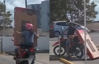 Mientras la pareja viajaba con su nueva pantalla en moto, impactó contra un letrero provocando que su adquisición cayera (CAPTURA) 
